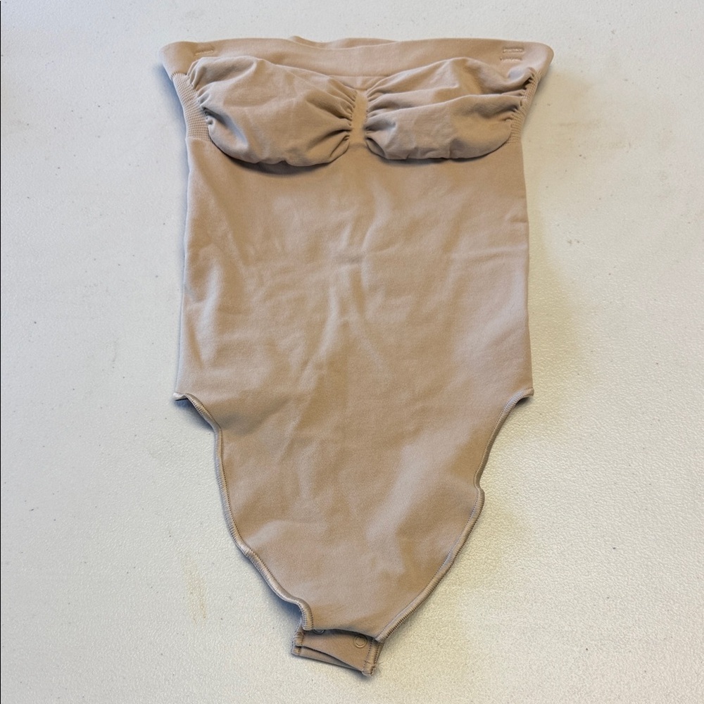 NWOT SKIMS Strapless Bodysuit
